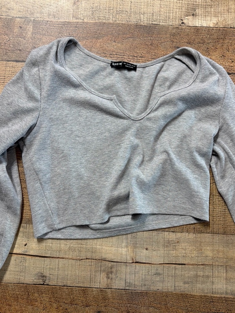 SHEIN Light Gray Ribbed V-Notch Long Sleeve Crop Top